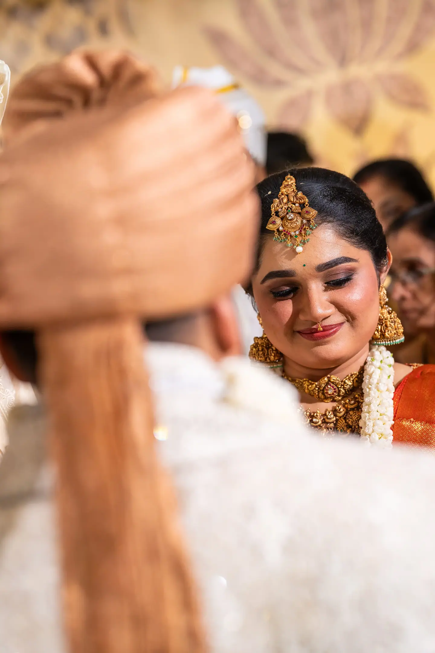 Shreya smiling past Pranav&rsquo;s turban